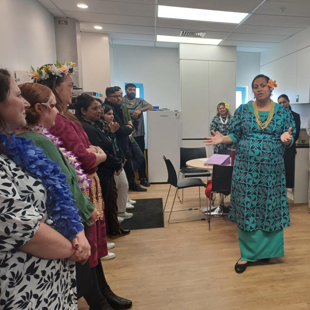 Taitu'uga Mirofora Mataafa-Komiti demonstrating Samoan taualuga